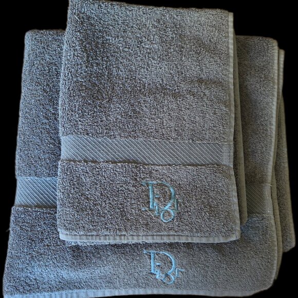 CHRISTIAN DIOR Two 100% Cotton Embroidered Green Towels - Picture 3 of 6